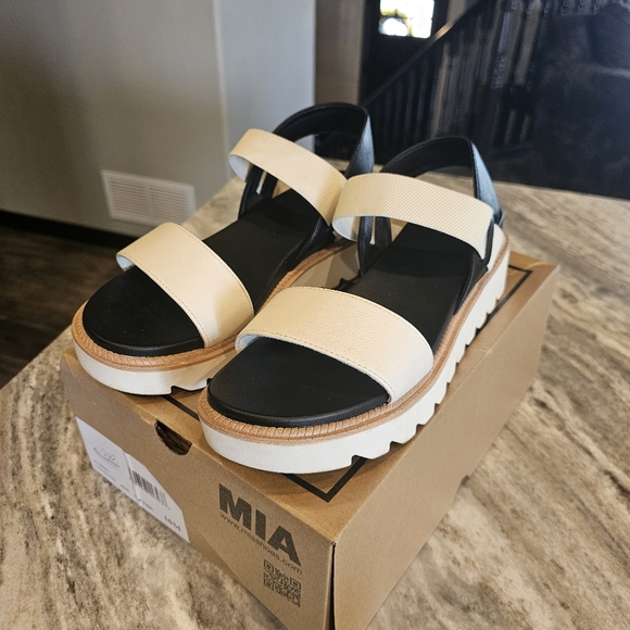 Women's MIA Jene Platform Sandals - Picture 4 of 7